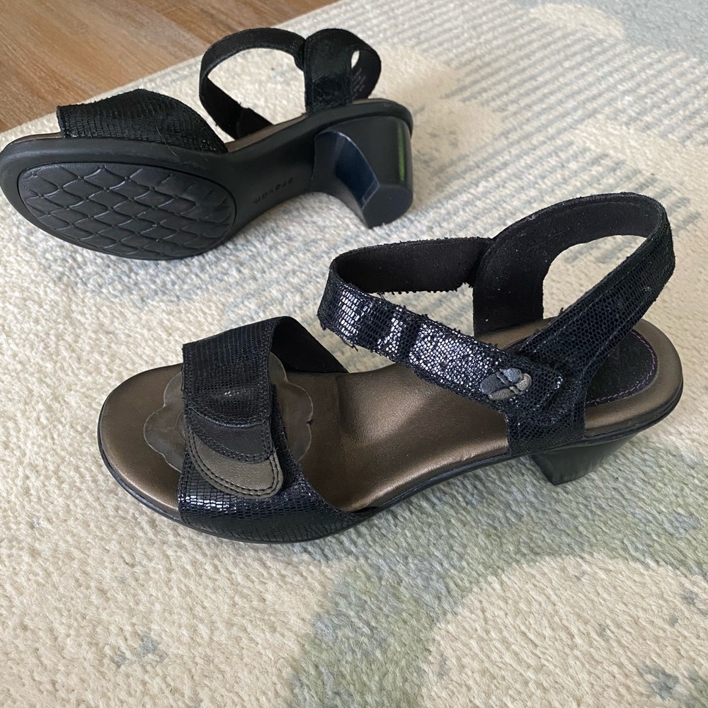 Aravon black leather strappy heels size 7